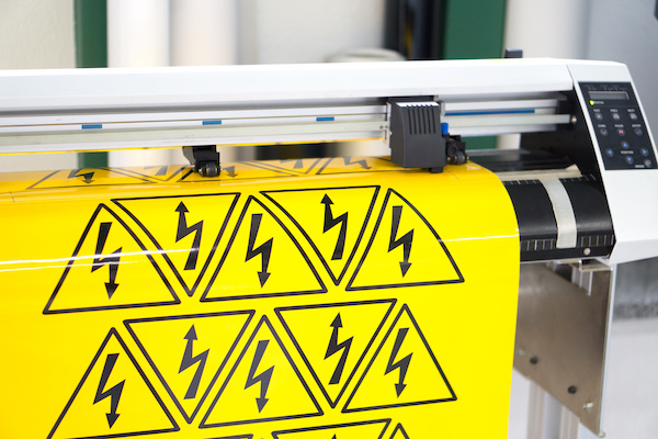 Werbetechik / Schneideplotter schneidet Aufkleber Werbetechik / Schneideplotter schneidet Aufkleber